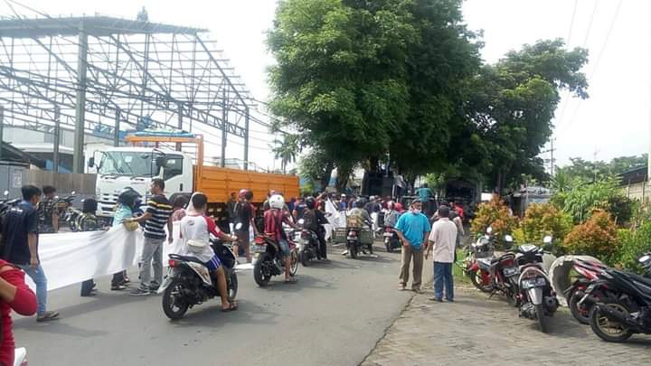 Karena Buang Limbah ke Sungai Wrati, Empat Pabrik di Demo Warga.