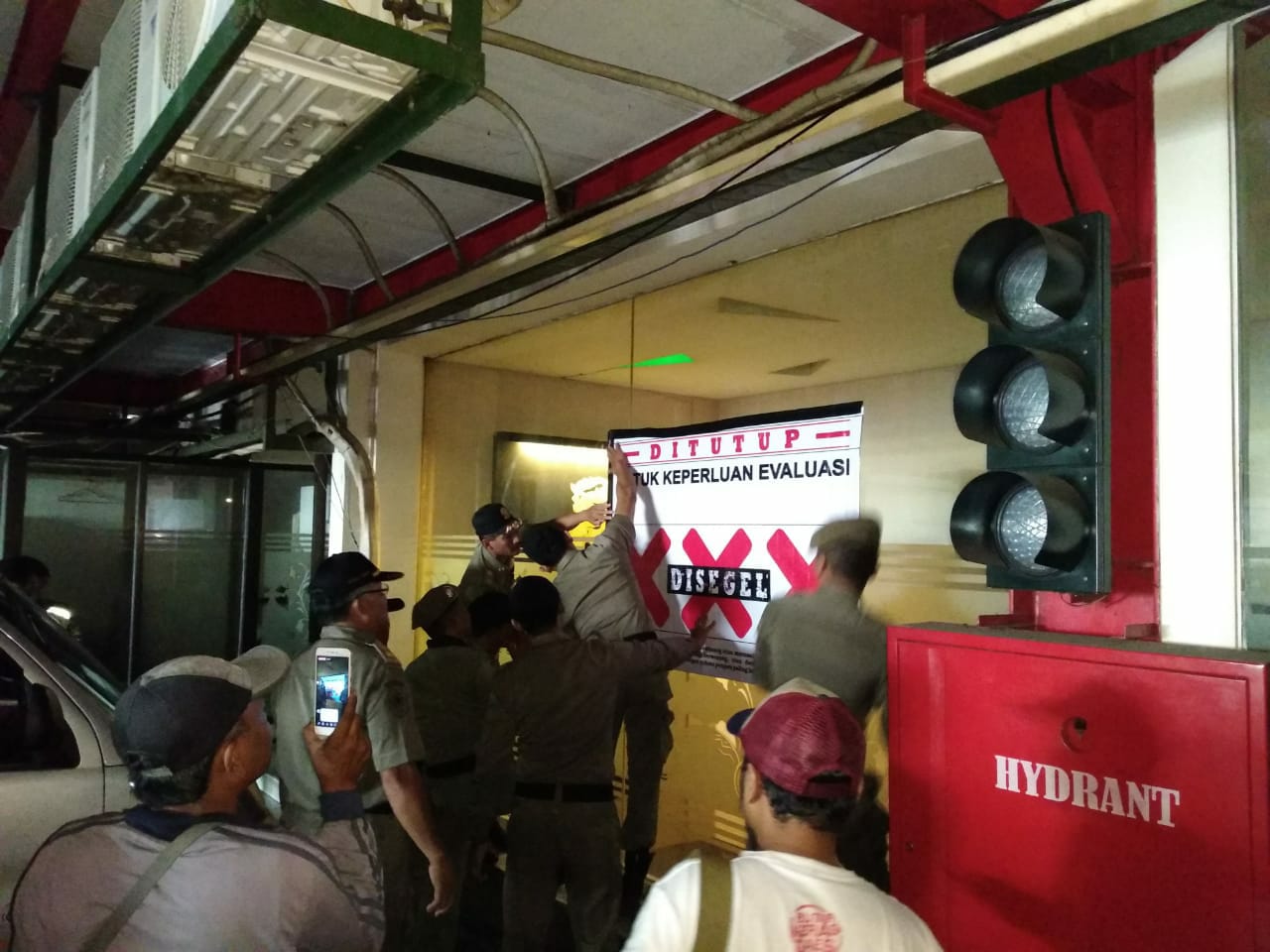Semua Rumah Karaoke di Kota Blitar, Disegel Satpol PP.