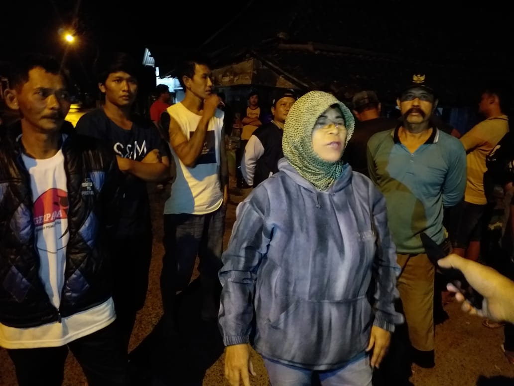 Kericuhan Terjadi, Saat Warga Hadang Truck Tambang Emas Tumpang Pitu Banyuwangi.