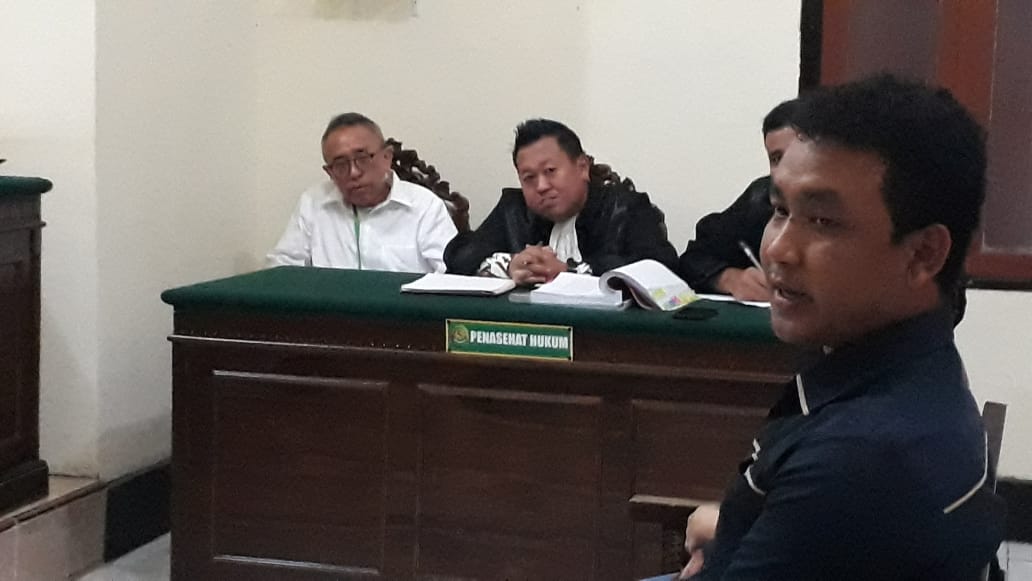 2 Pengacara Bawang Bombai Ilegal, Hindari Pertanyaan Awak Media.