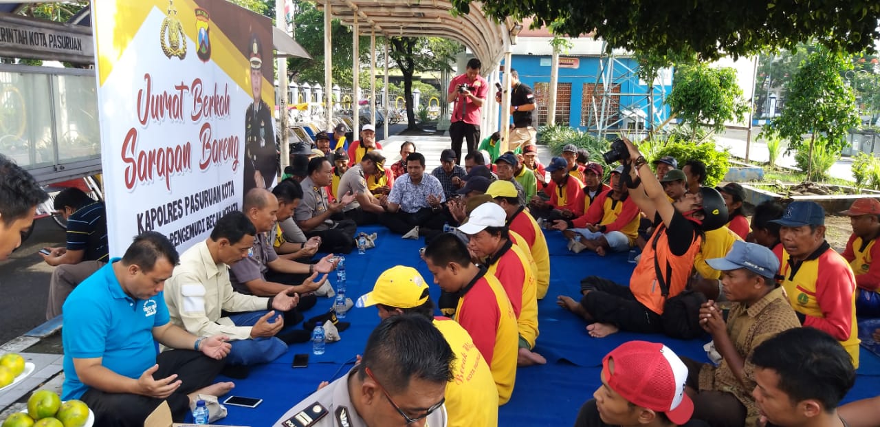 Jumat Berkah, Kapolresta Pasuruan Sarapan Bareng Abang Becak di Terminal Wisata.