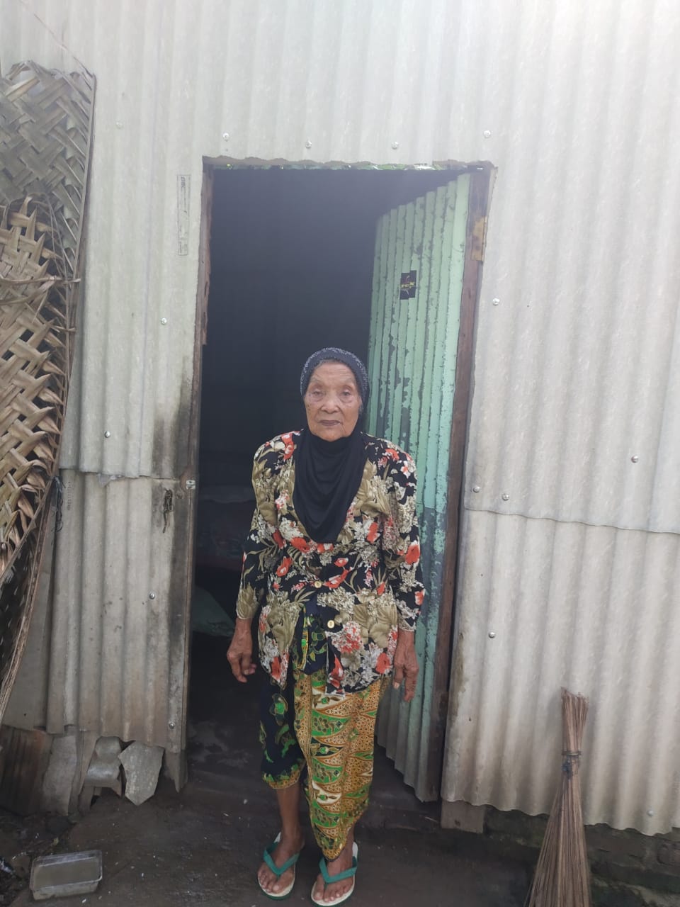 Mbah Karsih Hidup Sebatang Kara, Berharap Pemkab Banyuwangi Turun Tangan.