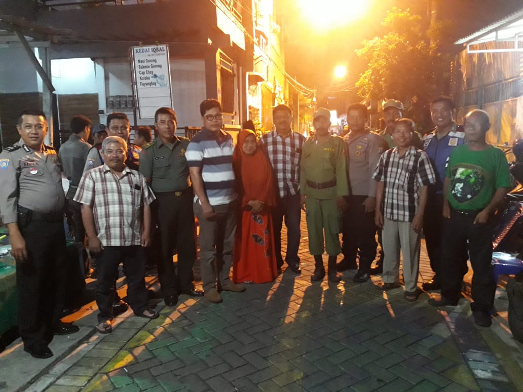 Kapolsek Sawahan Nobar Debat Capres, Bersama Tokoh Masyarakat, Hansip dan Bonek.