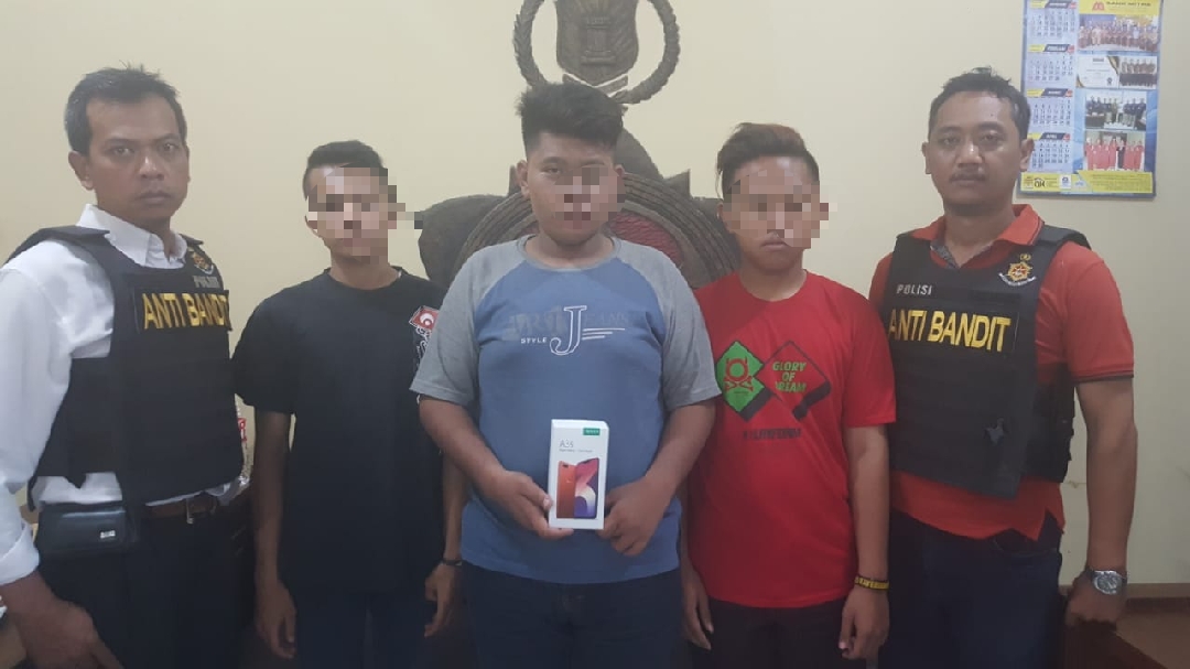 Rampas HP, 3 ABG Asal Jelidro Sambikerep di Tangkap Polisi.