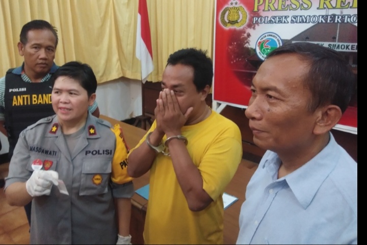 Agar Kuat Melek Saat Berjaga, Ini Yang Dilakukan Pria Asal Kembang Kuning.