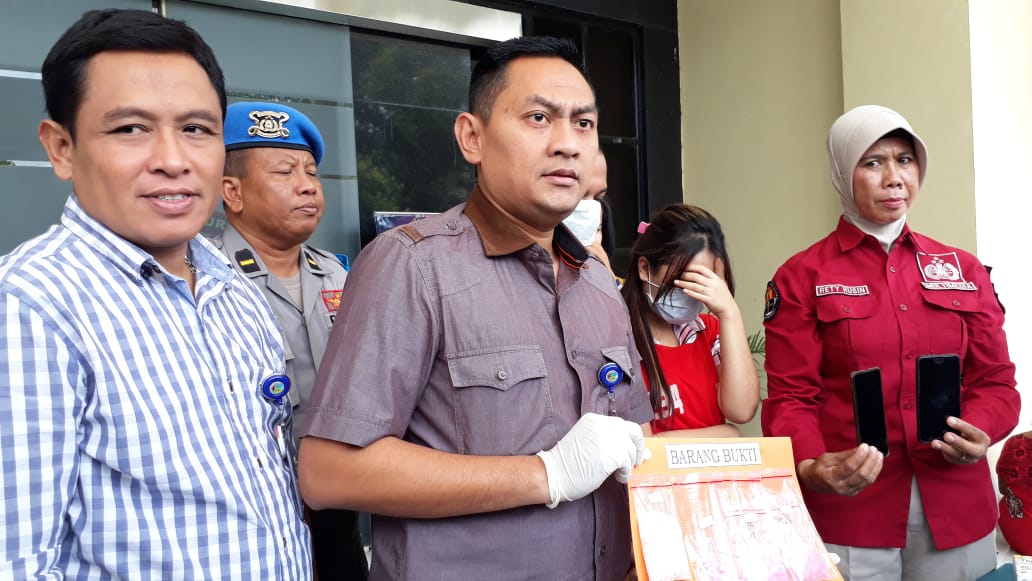 Polisi Amankan Pasangan Kekasih Yang Miliki 48,59 Gram Sabu dan 287 Pil Ekstasi, Dari Jaringan Lapas Porong.