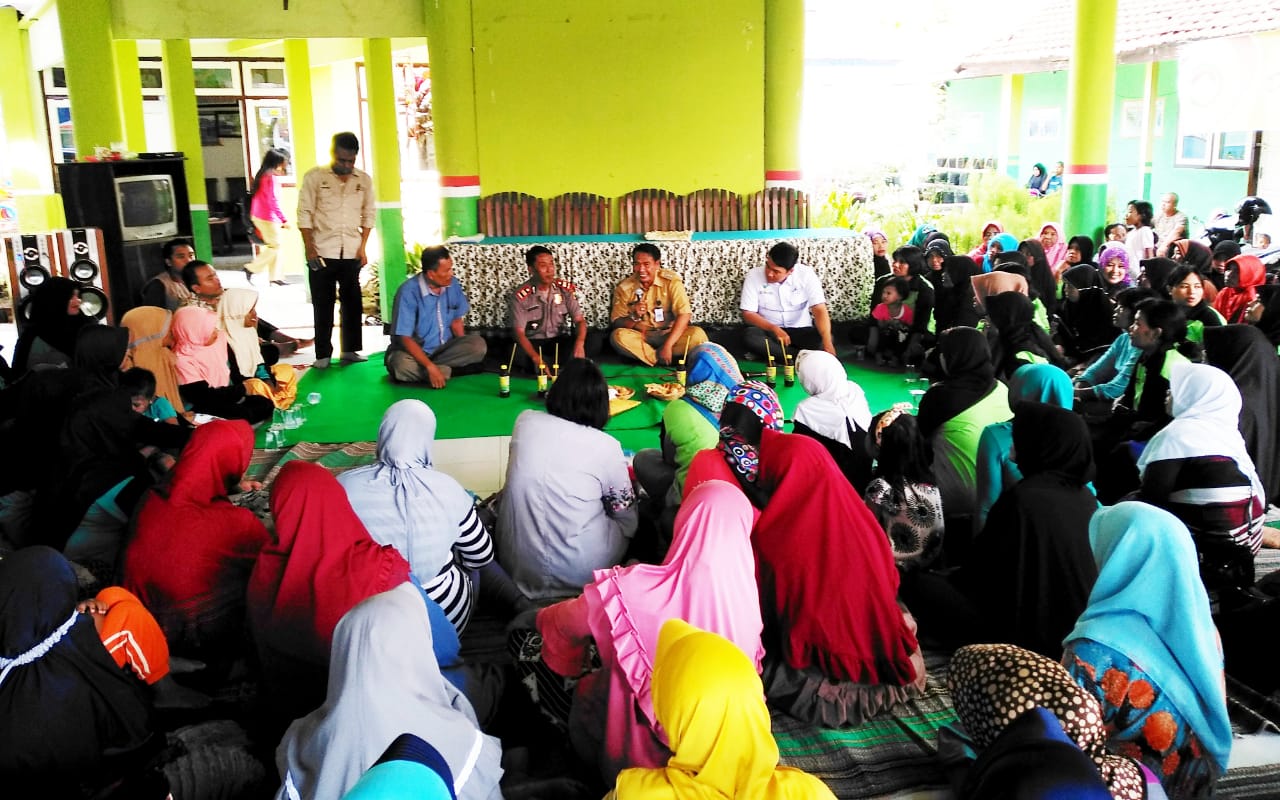 Kapolsek Klabang Yang Baru Hadir dan Perkenalkan Diri, Saat Ratusan Penerima Bantuan PKH Dapat Sosialisasi dan Edukasi.