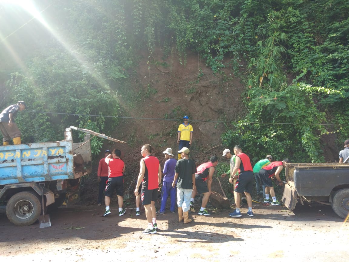 Tanah Longsor di Jalan Besuki-Bondowoso, Puluhan Anggota Koramil 0822/05 Wringin Turun Tangan Bersihkan Jalan. 
