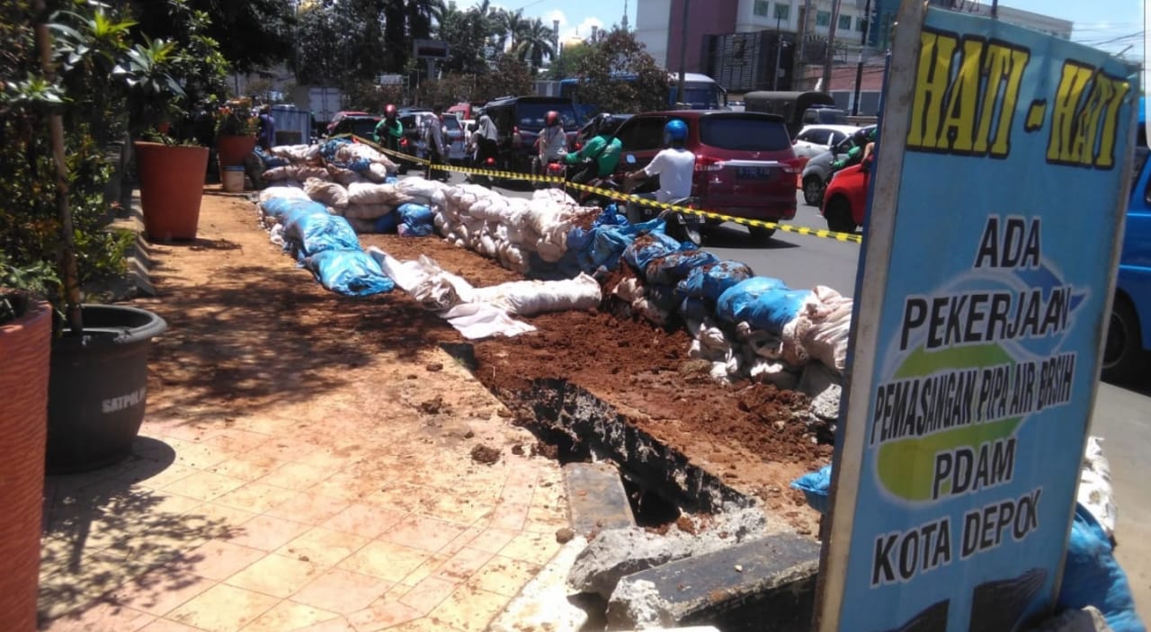Proyek Pemasangan Pipa PDAM Tirta Asasta, Dikeluhkan Warga Depok.