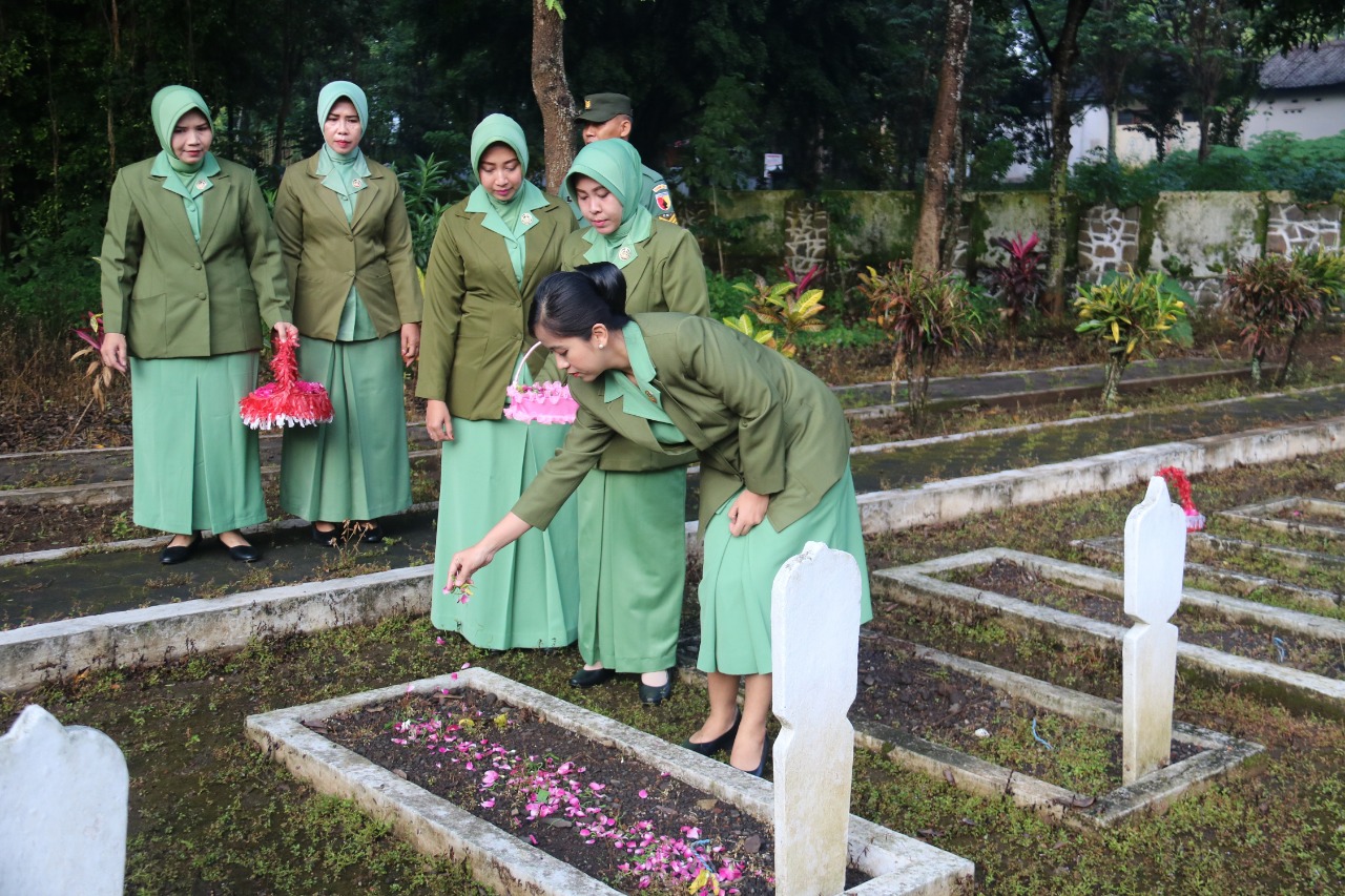 Hormati Jasa Pahlawan, Persit Yonif Raider 514 Ziarah ke Makam Pahlawan.