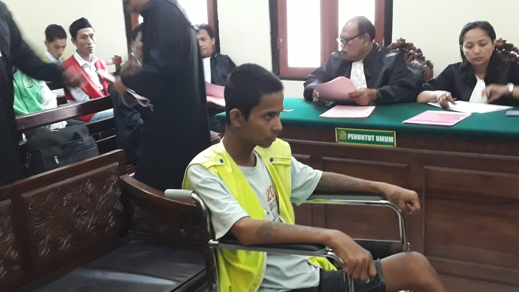Dengan Duduk di Kursi Roda, Terdakwa Narkoba ini Divonis 6 Tahun 10 Bulan.