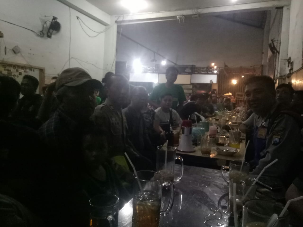 Polsek Sawahan Bersama Bonek Hollyghost Nobar Final Piala Presiden.