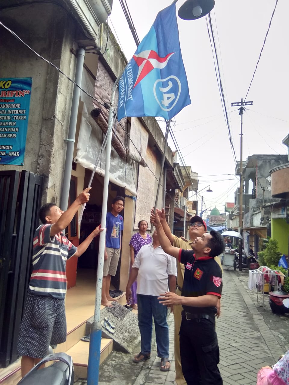 Lurah Kupang Krajan Bersihkan Banner, Panwaslu Kelurahan Tak Terlihat.
