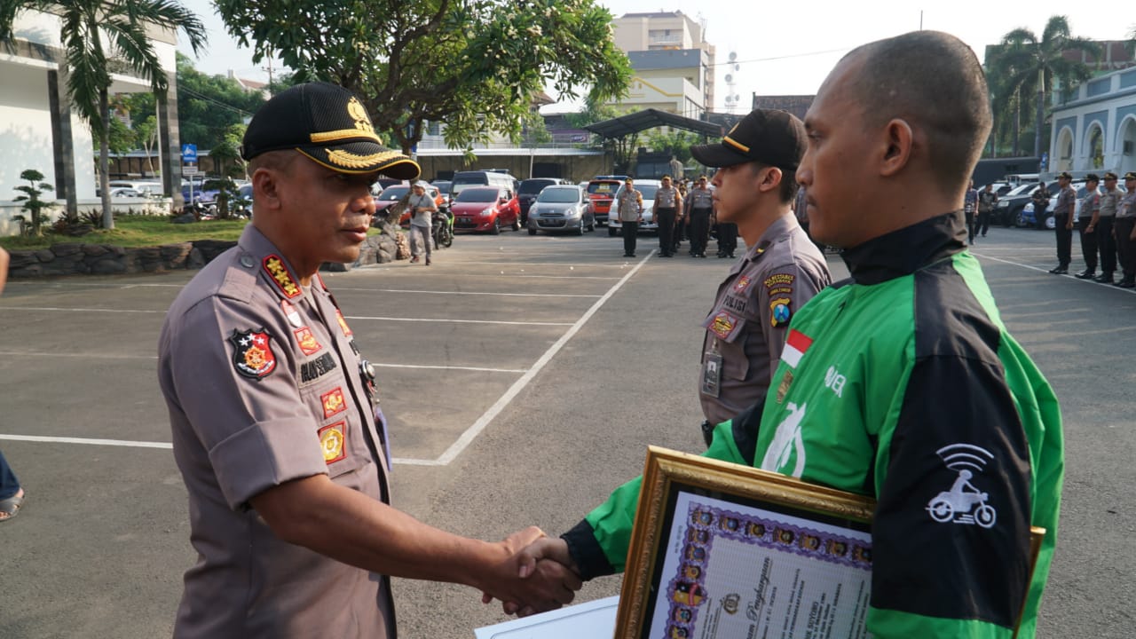 Karena Aksi Heroiknya, Driver Ojol Kembali Dapat Penghargaan.