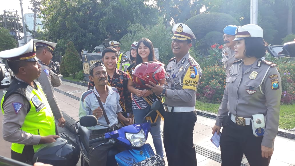 Operasi Keselamatan 2019, Satlantas Polrestabes Surabaya Bagikan 200 Helm ke Pengendara Motor.