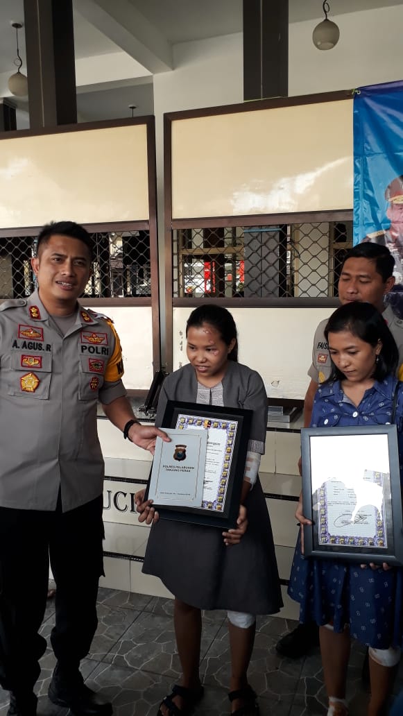 Tangkap Pelaku Jambret, Kapolres Tanjung Perak Beri Penghargaan Pada 2 Wanita Pemberani.