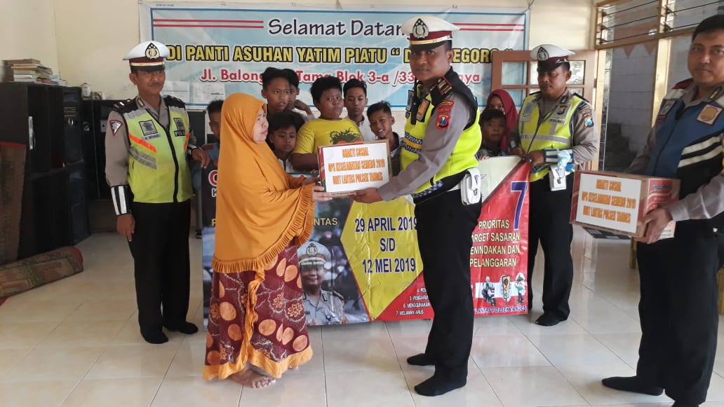 Serba-Serbi Sosialisasi Operasi Keselamatan Semeru 2019, Kanit Lantas Polsek Tandes Baksos ke Yayasan Al Khirot. 