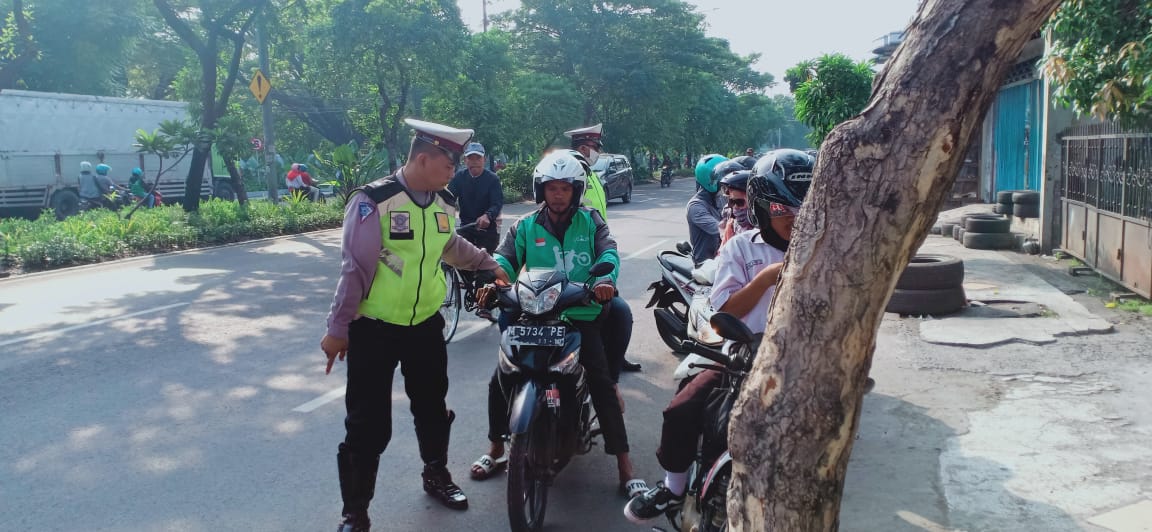 Antisipasi Kecelakaan, Ini Yang Dilakukan Polsek Simokerto.