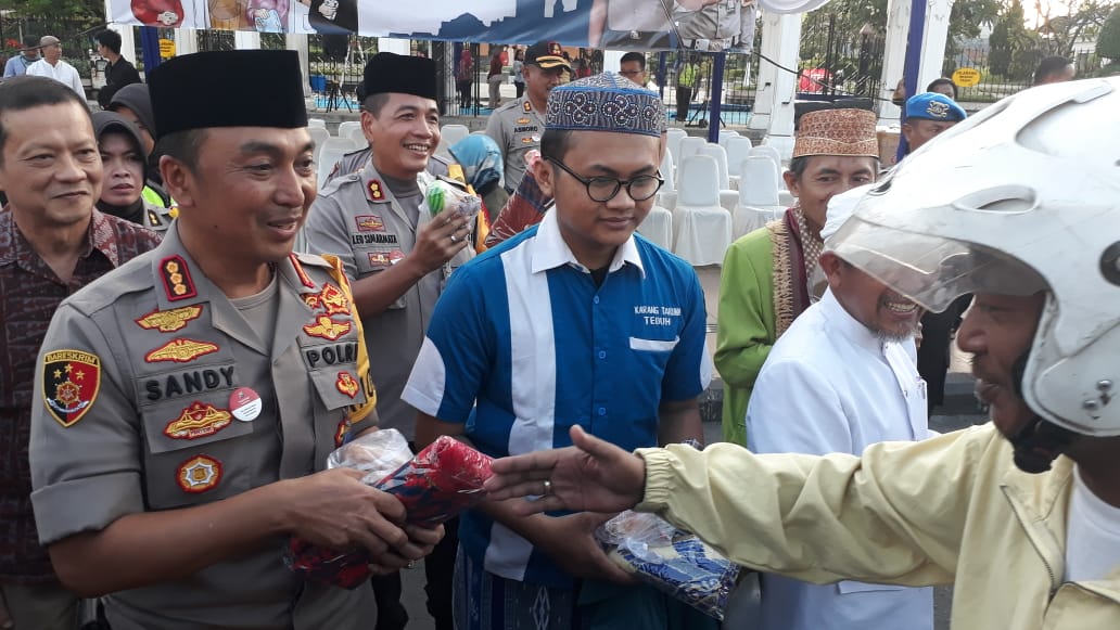 Satlantas Polrestabes Surabaya, Bagi Takjil Beserta Sarung dan Sajadah.