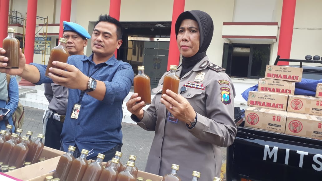 Unit Pidek Polrestabes Surabaya, Gagalkan Pengiriman Jamu Herbal Binaraci Tanpa Ijin Edar.