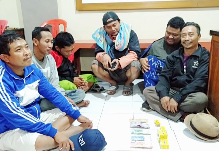 Berjudi Qiu-Qiu di Warkop Paltuding Kawah Ijen, 6 Orang Digelandang Polisi.