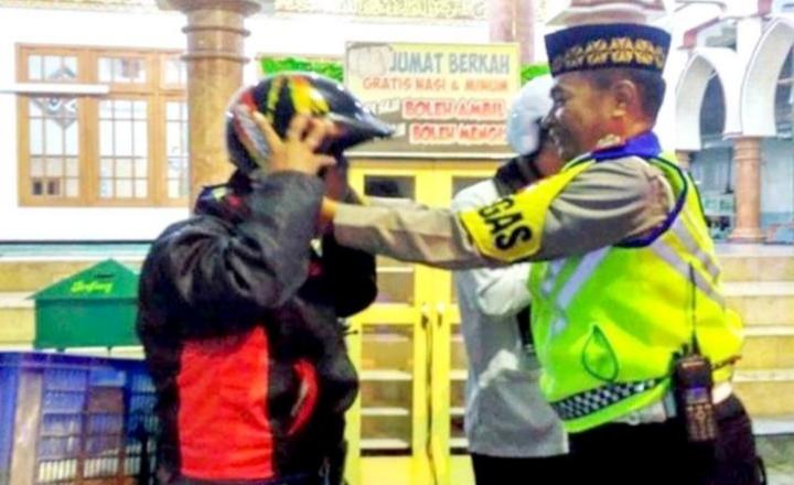 Patroli Sahur, Polres Bondowoso Jaga Kamtibmas Sambil Berbagi.