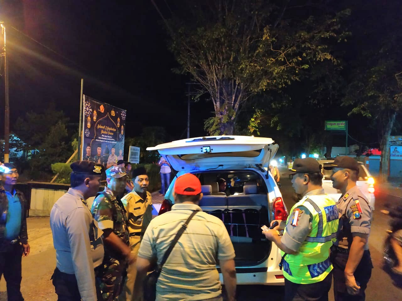 Tak Ingin Kerusuhan Merambah Bondowoso, Polisi Rayon 1 Bersama Muspika Kota Bondowoso Gelar Operasi Ofensif. 