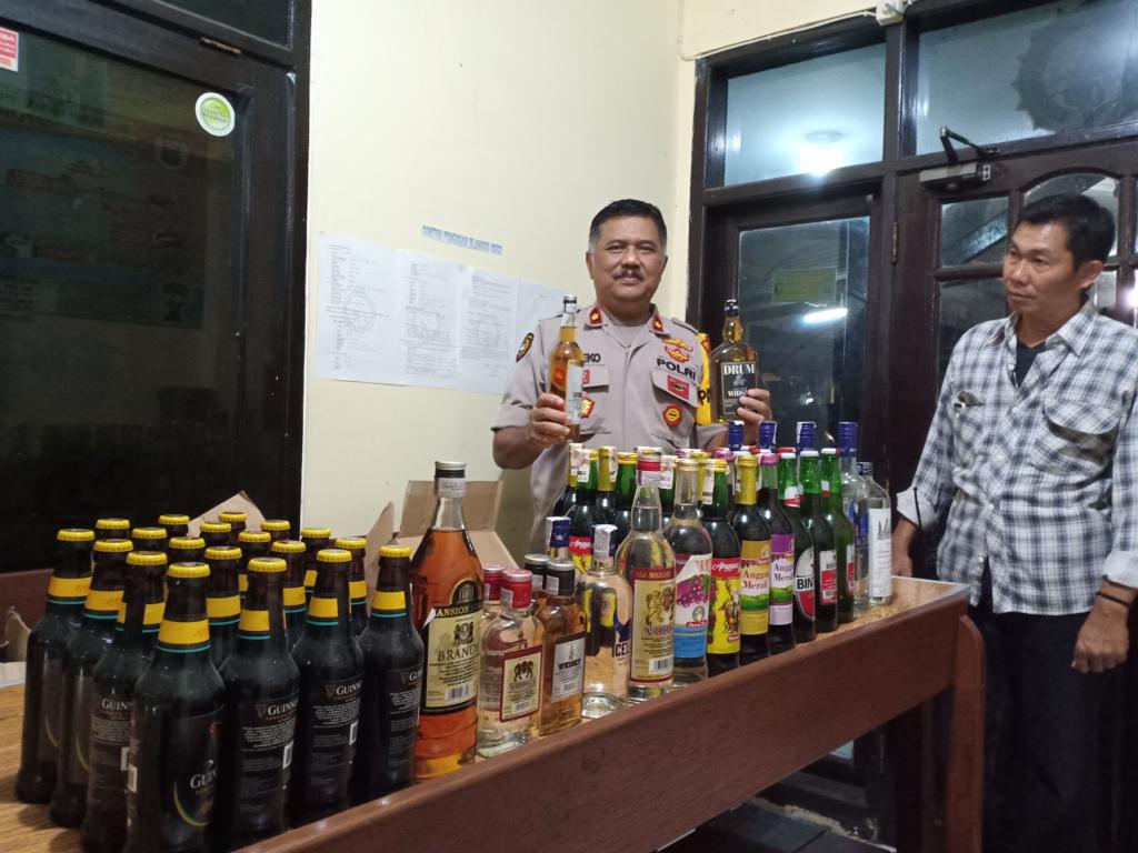 Lagi, Polsek Sawahan Grebek Pedagang Miras di Jarak.