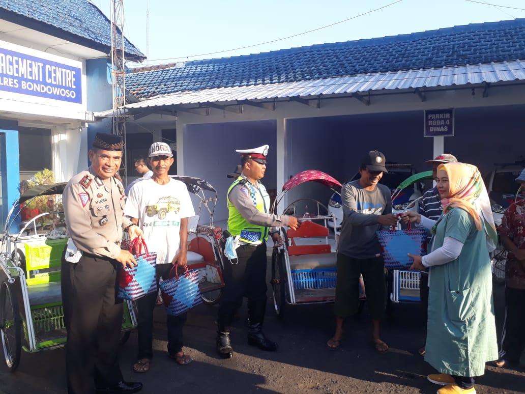 Kasat Lantas Polres Bondowoso, Bagi-Bagi Sembako Pada Abang Becak.