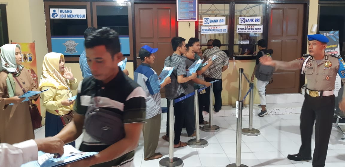 Hari Kedua, Ratusan Pemohon SIM Masih Padati Satpas Polres Banyuwangi.