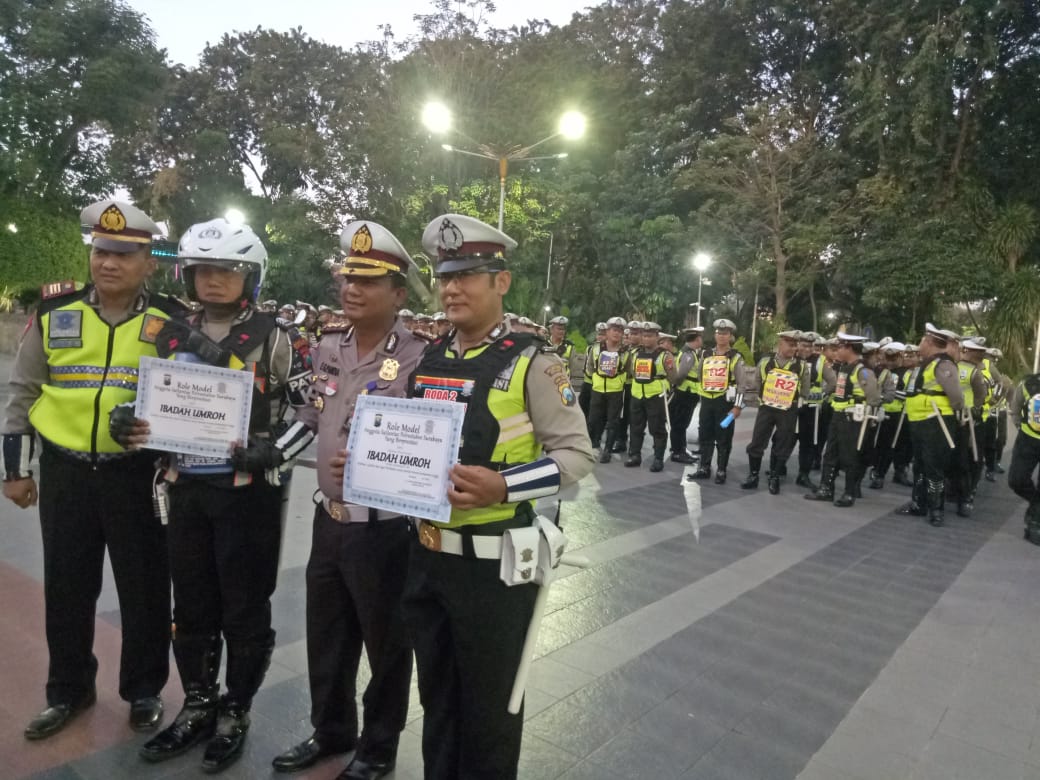 Berprestasi, 2 Anggota Lantas Dapat Hadiah Umroh Gratis.