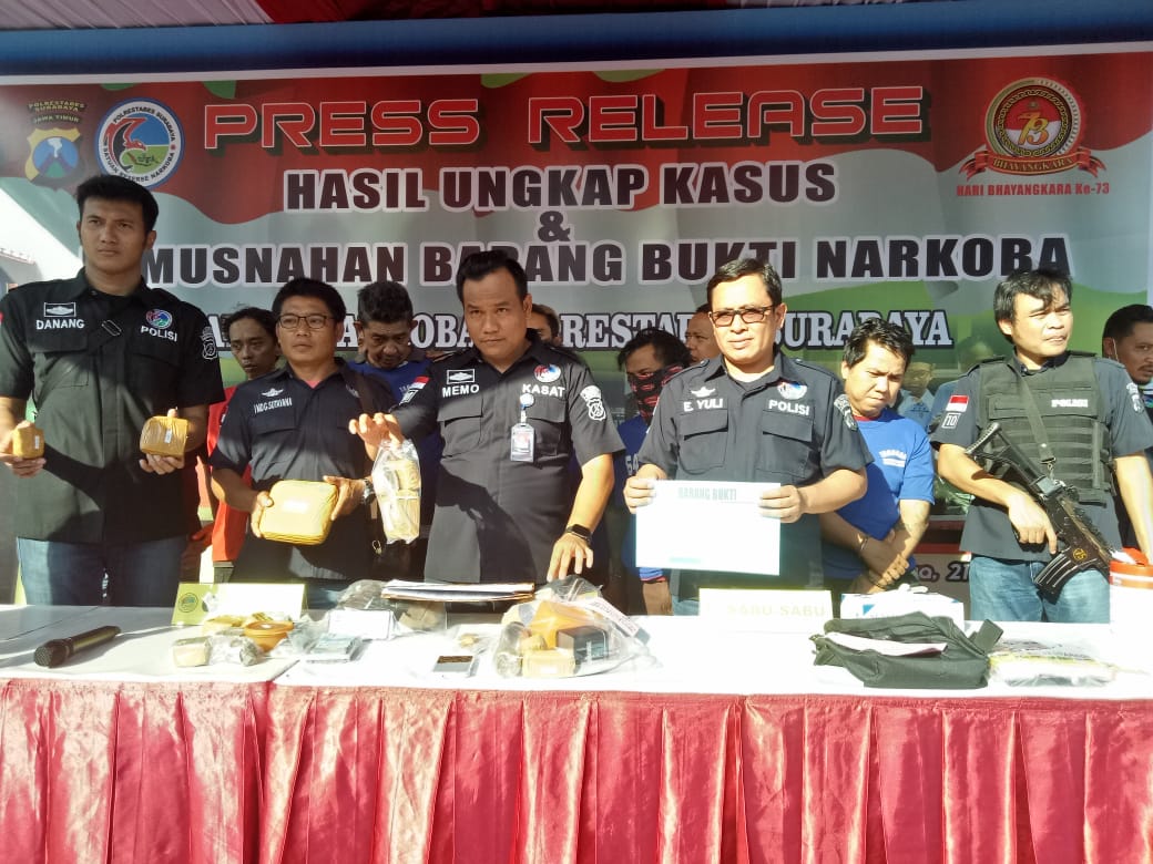 Hendry Basist Band Boomerang di Tangkap Satresnarkoba Polrestabes Surabaya, Saat Menghisap Ganja.