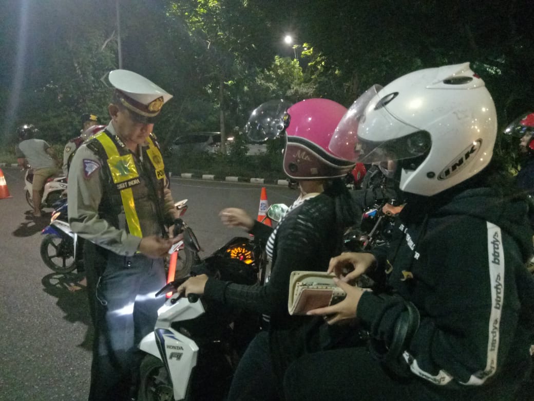 Antisipasi Balap Liar dan Knalpot Brong, Satlantas Polrestabes Surabaya Sekat Jl. A. H. Yani.