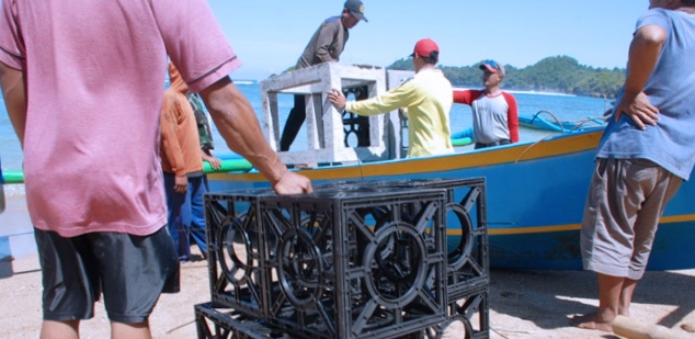 Dinas Kelautan dan Perikanan Jatim Beri Bantuan Fish Apartemen, Pada Nelayan Pantai Kondang Merak Kabupaten Malang.