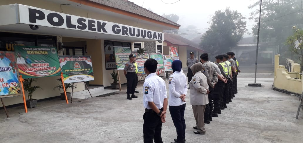 Peringati HUT Bhayangkara ke 73, Polsek Grujugan Giat Jalan Kaki Sapa Warga.