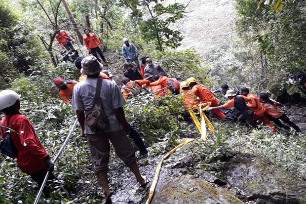 Meski Medan Sulit, Akhirnya Tim Sar Berhasil Evakuasi Jasad Thoriq di Gunung Piramid.