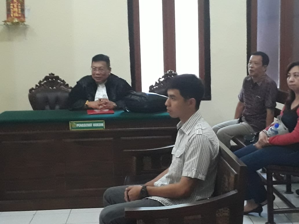 Hajar Pria Yang Jalan Sama Pacarnya, Leonardo Disidangkan.