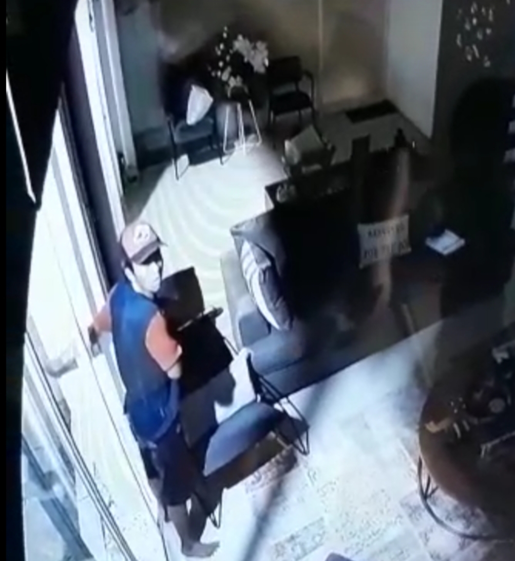 Maling Rumah Mewah Terekam CCTV, Polisi Buru Pelaku.