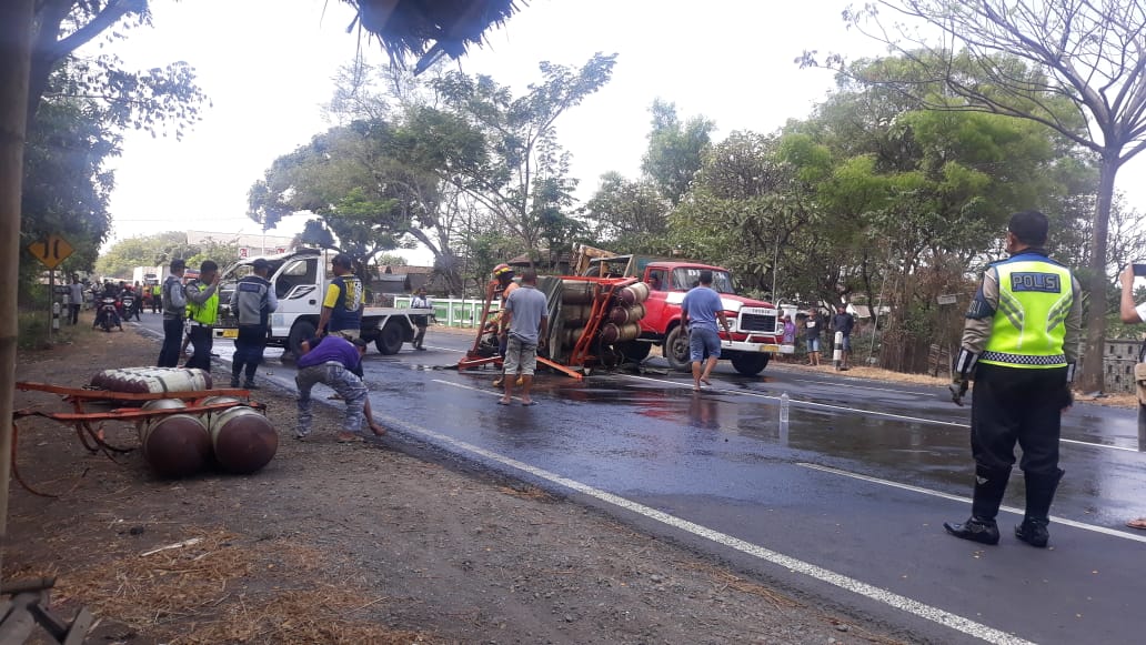  Serudukan Truck VS Dump Truck, Sopir Dump Truck Alami Luka Ringan.