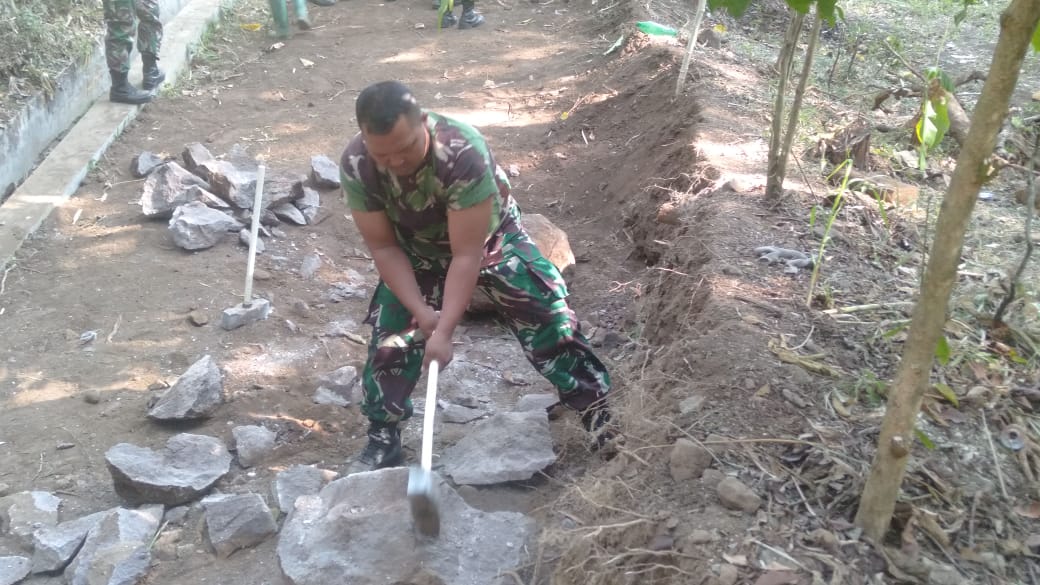 Bangun Jembatan di Jatiarjo, Kodim 0819 di Puji Petani.