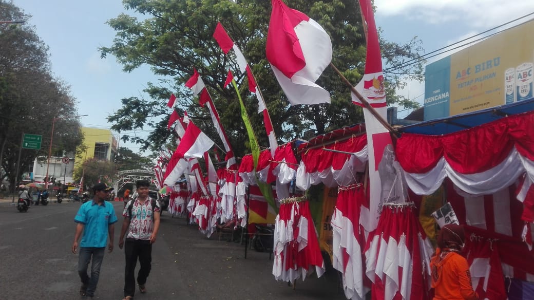 Penjual Bendera Merah Putih di Banyuwangi, Omsetnya Meningkat di Bulan Agustus Ini.