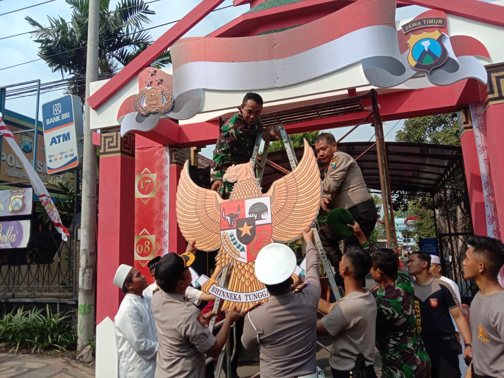 Sinergitas TNI-Polri Dengan Menghias Gapura Polres Pasuruan, di Hari Kemerdekaan RI ke 74