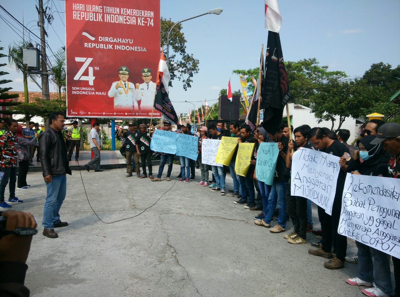 Pelantikan Anggota DPRD Kabupaten Blitar, Diwarnai Unjuk Rasa.