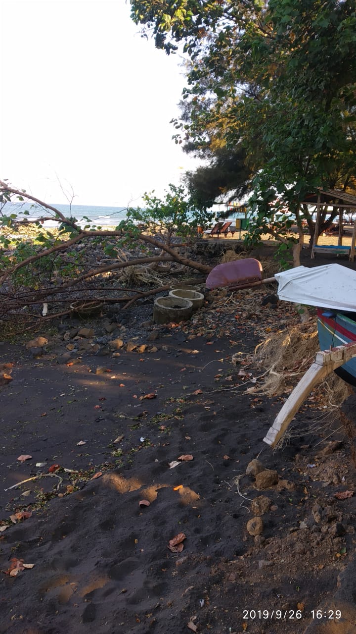 Kurang Perhatian Dari Pemkab, Pantai Cacalan Semakin Rusak.