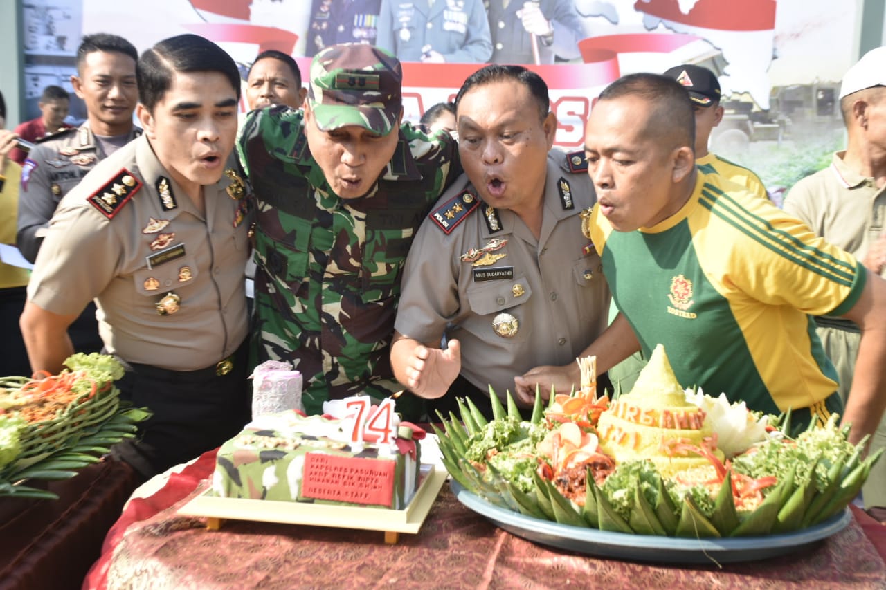 Solid, TNI-Polri Pada Hut Tni ke 74 di Yonkav 8 Tank Beji.