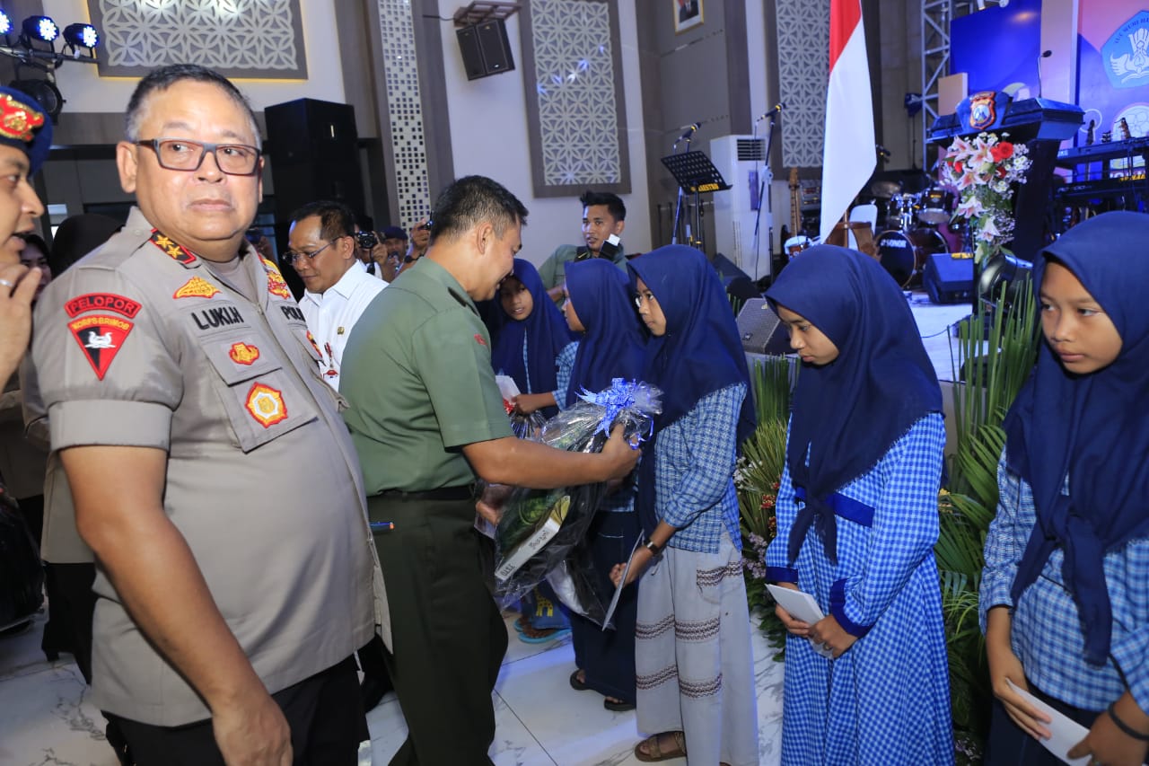 Pelajar Sma/Smk Bersama Forkopimda Jatim, Deklarasi Anti Anarkis dan Radikalisme, di Mapolda Jatim.