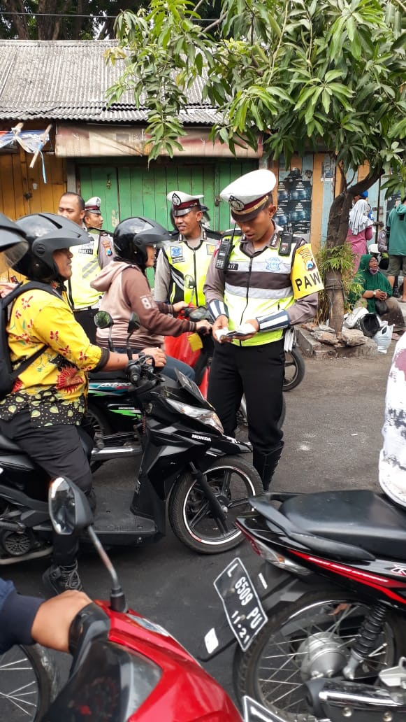 Setelah Tembok Sayuran, Kini Polsek Bubutan Operasi Cipkon di Jl. Semarang.