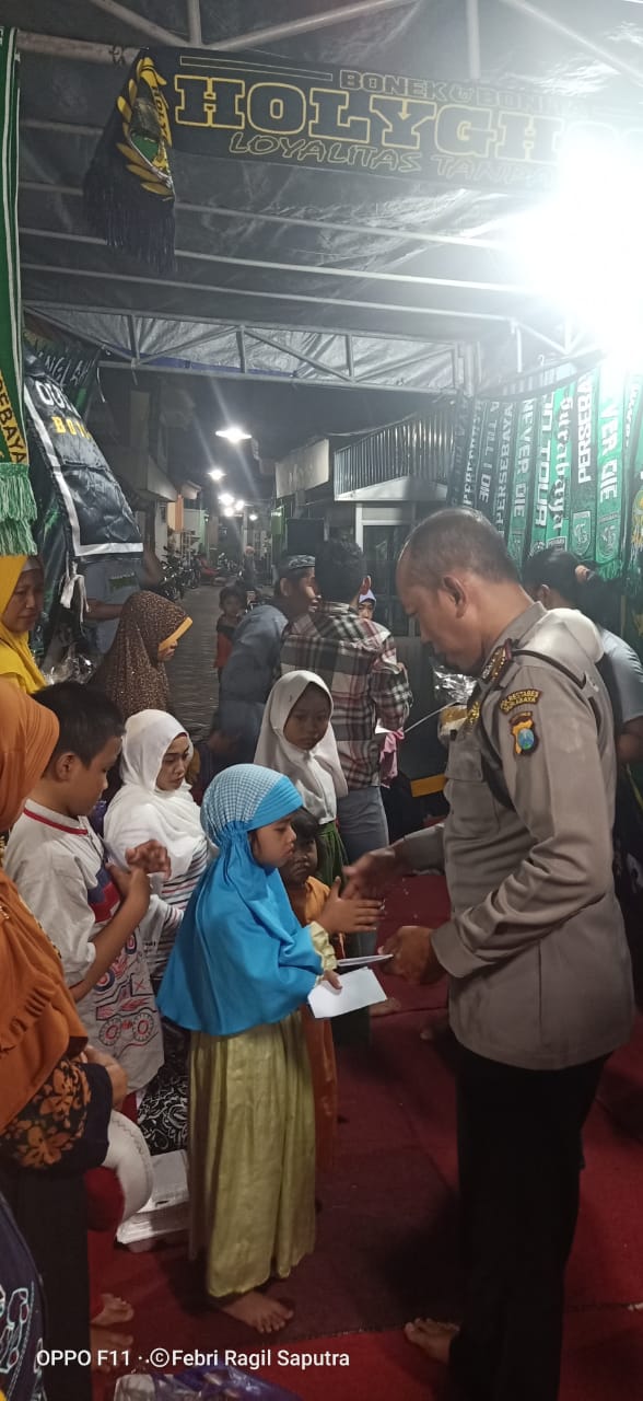 Kapolsek Sawahan Beri Santunan Anak Yatim, di HUT Bonek Holyghost ke 5.