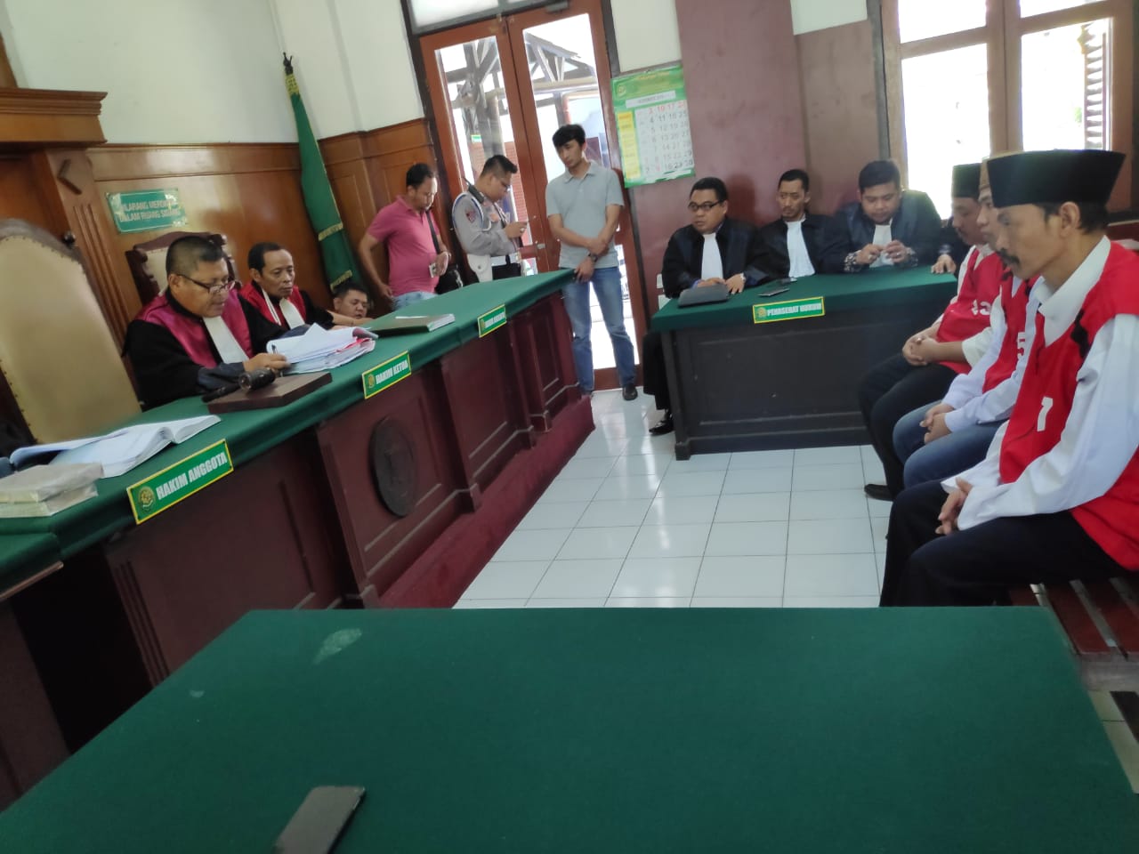3 Terdakwa Pembakar Mapolsek Tambelangan, di Vonis Berbeda.