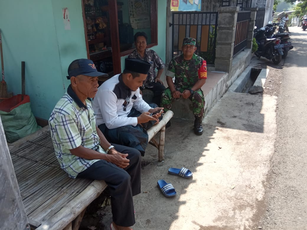 Pererat Hubungan TNI dan Rakyat, Babinsa Jatigunting Komunikasi Sosial Dengan Warga.